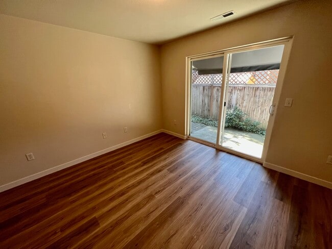 Building Photo - 2524 Parkwood Village Ln