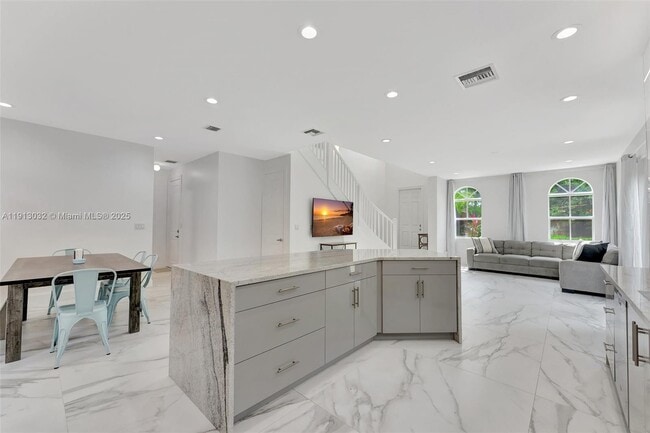 Building Photo - 407 SW 17th St