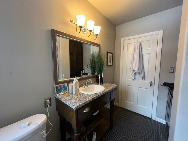 Building Photo - Beautifully renovated Midtown charmer