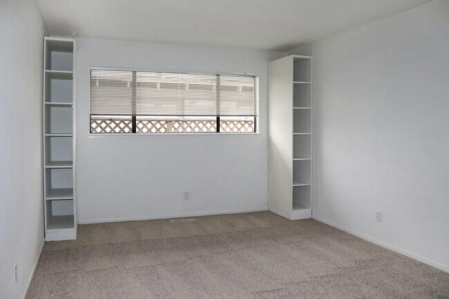 Building Photo - 18 Mooring Road, Unit 18