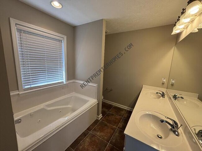 Building Photo - 2805 Southfork Dr