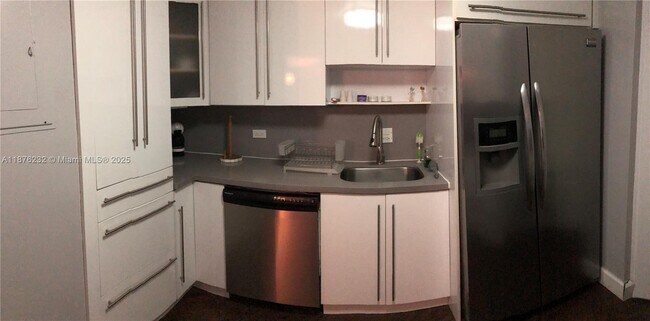 Building Photo - 905 Brickell Bay Dr