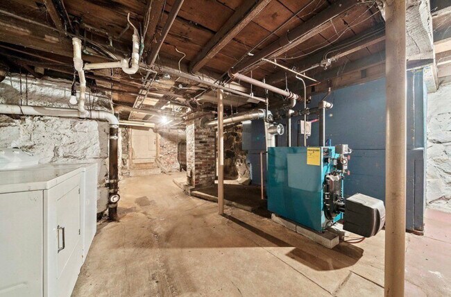 Building Photo - 37 Chestnut St