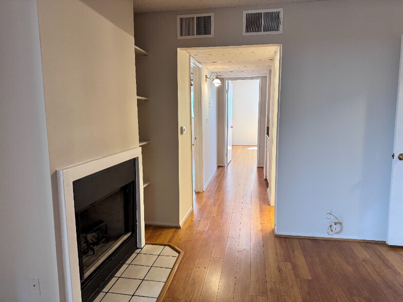 Building Photo - 430 E San Jose Ave