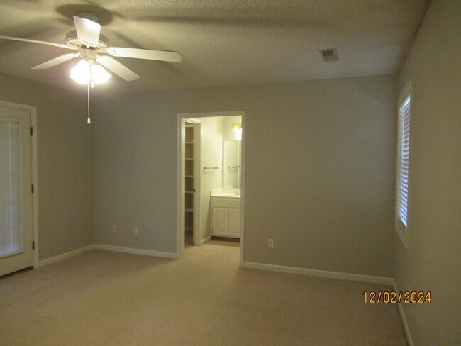 Building Photo - 3840 Oleander Dr