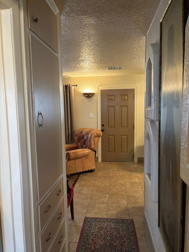 Building Photo - NEWLY REMODELED 1 BED 1 BATH