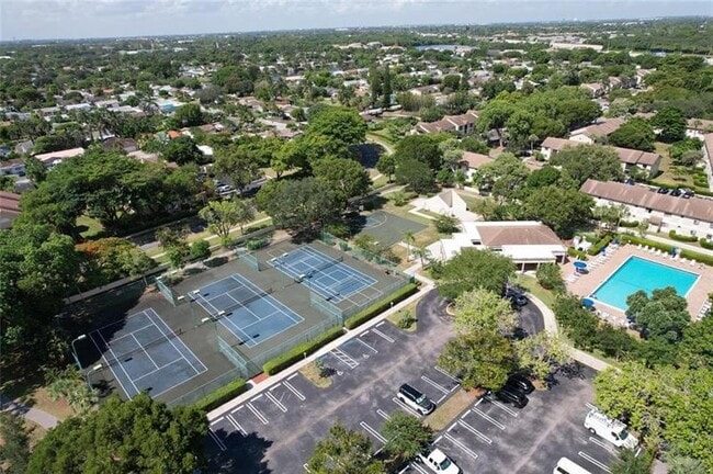 Building Photo - 709 Gardens Dr