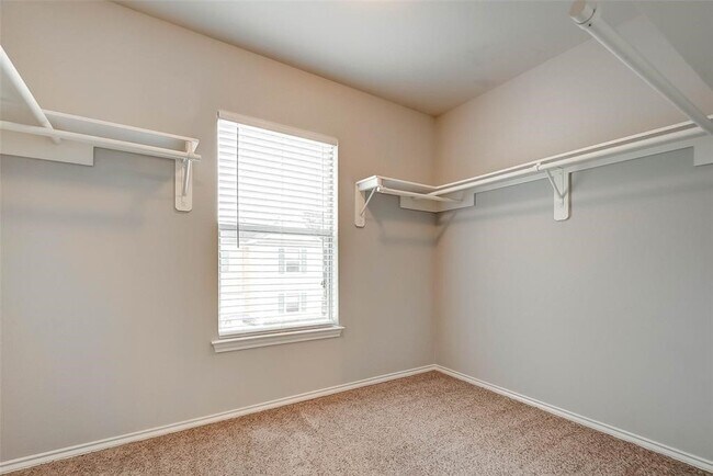 Building Photo - 1718 Redwing Cove Dr