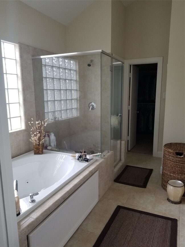 Building Photo - 3709 Main Plaza Dr