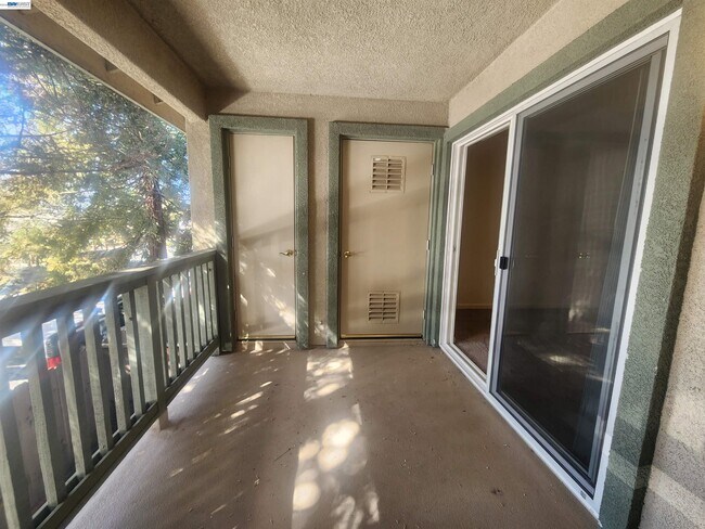 Building Photo - 252 Lansing Way