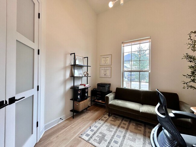 Building Photo - Spacious & Beautiful 3/BR 2/BA Two-Level Home with Garage & Fenced Yard