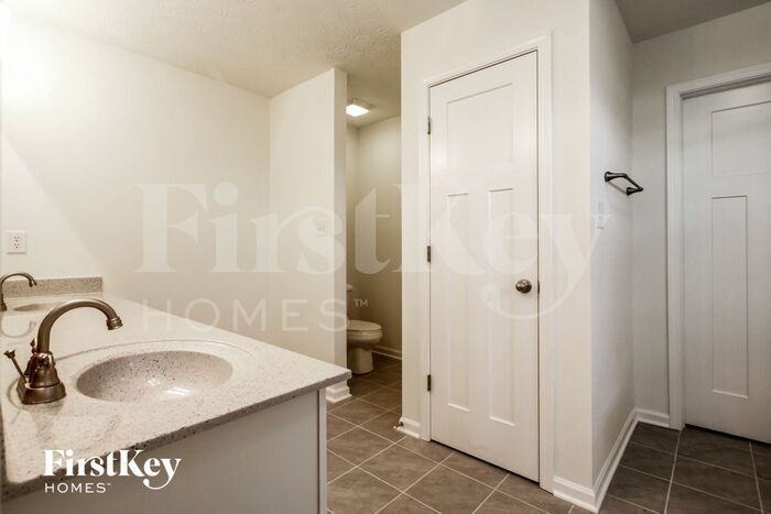 Building Photo - 7240 Lockford Walk N