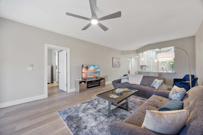 Building Photo - 886 Tanbark Dr