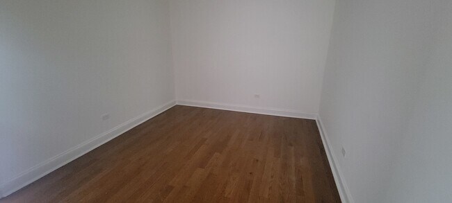 Building Photo - 930 W Belmont Ave