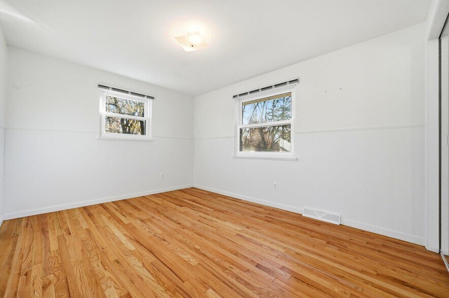 Building Photo - 5595 Birdview Heights