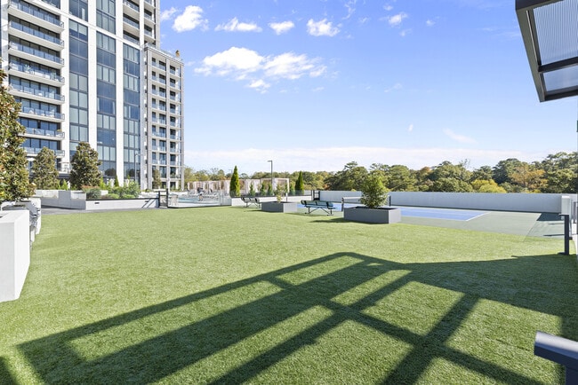 Building Photo - 2425 Peachtree Rd NE