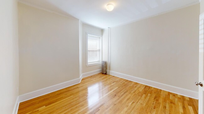 Building Photo - 2 Bedroom Split on Beacon St. No brokers F...
