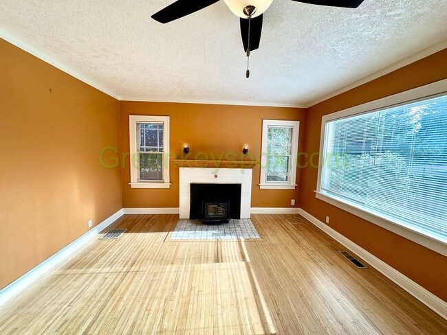 Building Photo - Wow! Amazing 3-bedroom 1-bath house with large fully fenced backyard