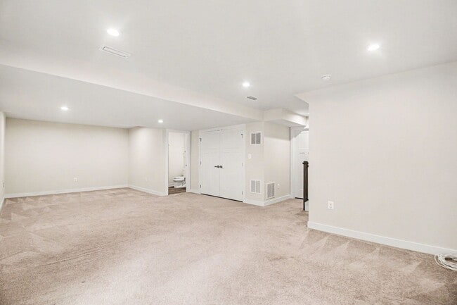Building Photo - Stunning & Spacious 3-Level Single Family Home in Lees Parke – Move-In Ready!