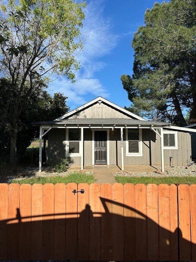 Building Photo - Charming One Bedroom in the Heart of Red Bluff! Pet Friendly!