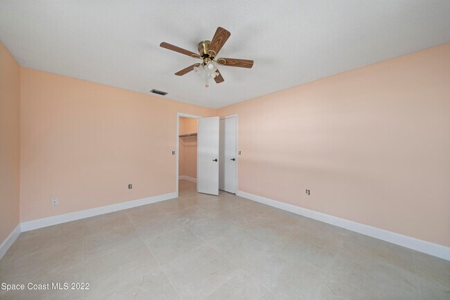 Building Photo - 512 Dolphin St