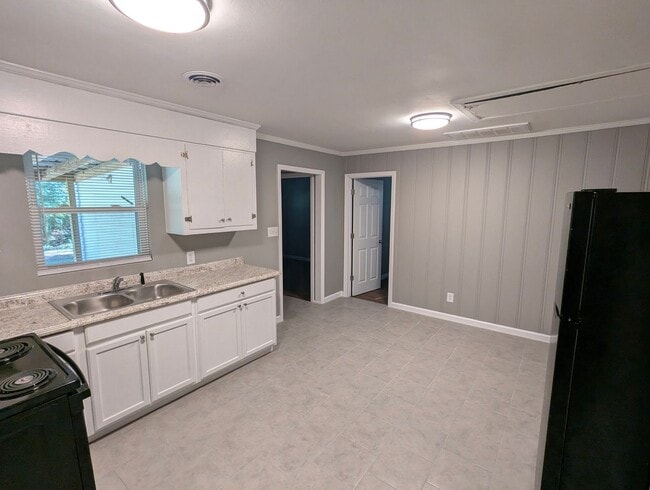 Building Photo - Out of the way 3 Bedroom