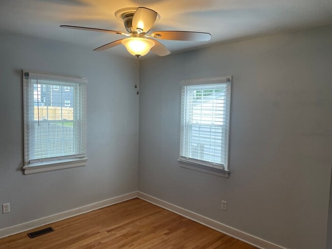 Building Photo - NOW AVAILABLE -  3 Bedroom, 1 Bath Home Ne...