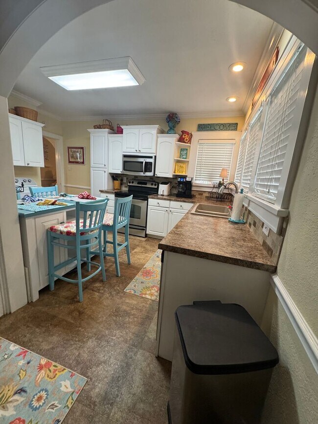 Building Photo - Knoxville 37917 - 2 bedroom, 1 bath - call Lisa Vineyard 865-216-9334
