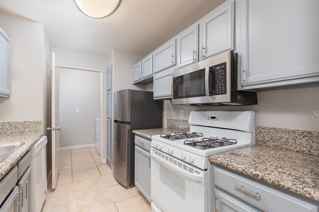 Building Photo - Second story unit overlooking pool in luxury Canyon Gate guard gated community