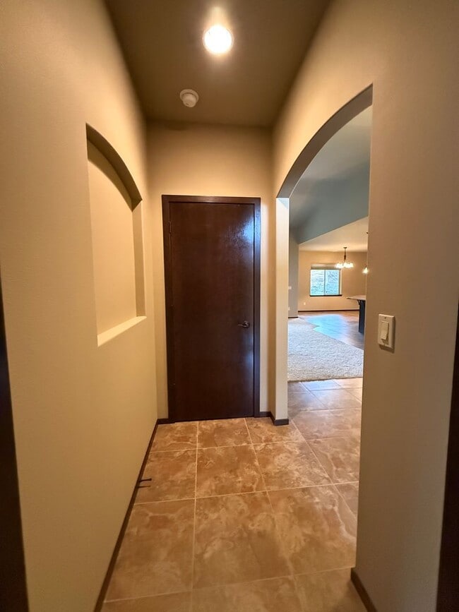 Building Photo - 4 bed 2 Bath off Keene