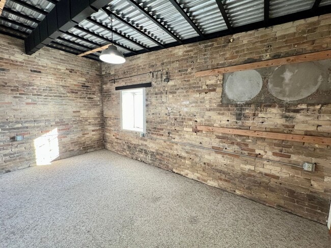 Building Photo - Industrial Style 3 Bedroom Home AVAILABLE JUNE!!!