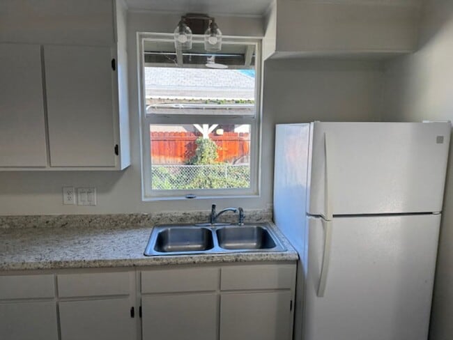 Building Photo - COZY CLASSIC HOME WITH FRESH UPDATES AND BUILT-INS