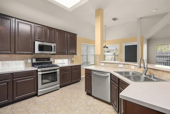 Building Photo - 3715 Crescent Dr