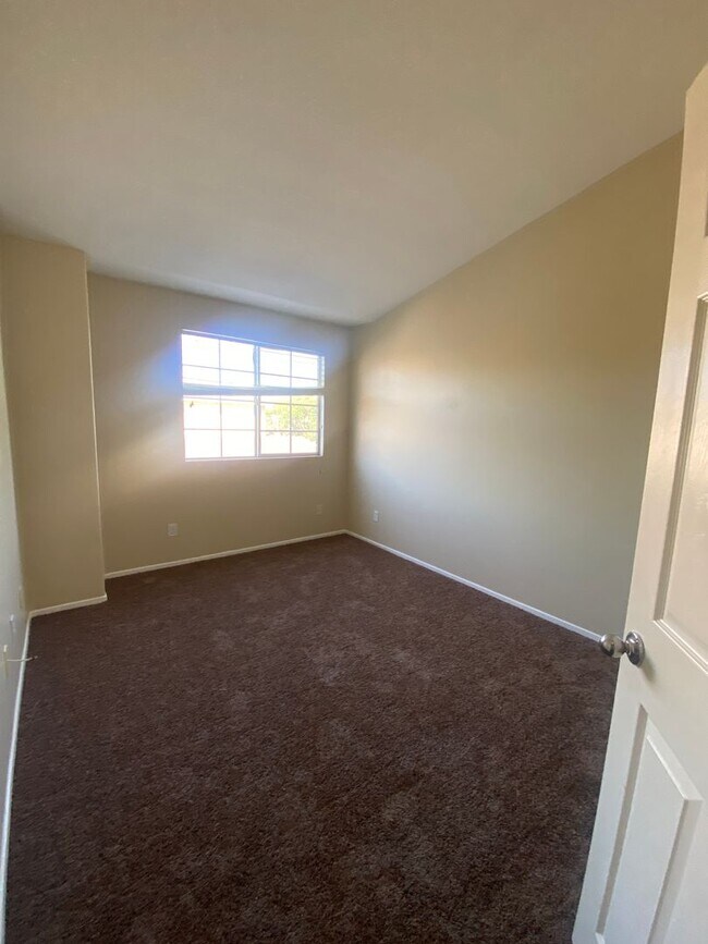 Building Photo - Anaheim HIlls 3 Bedroom