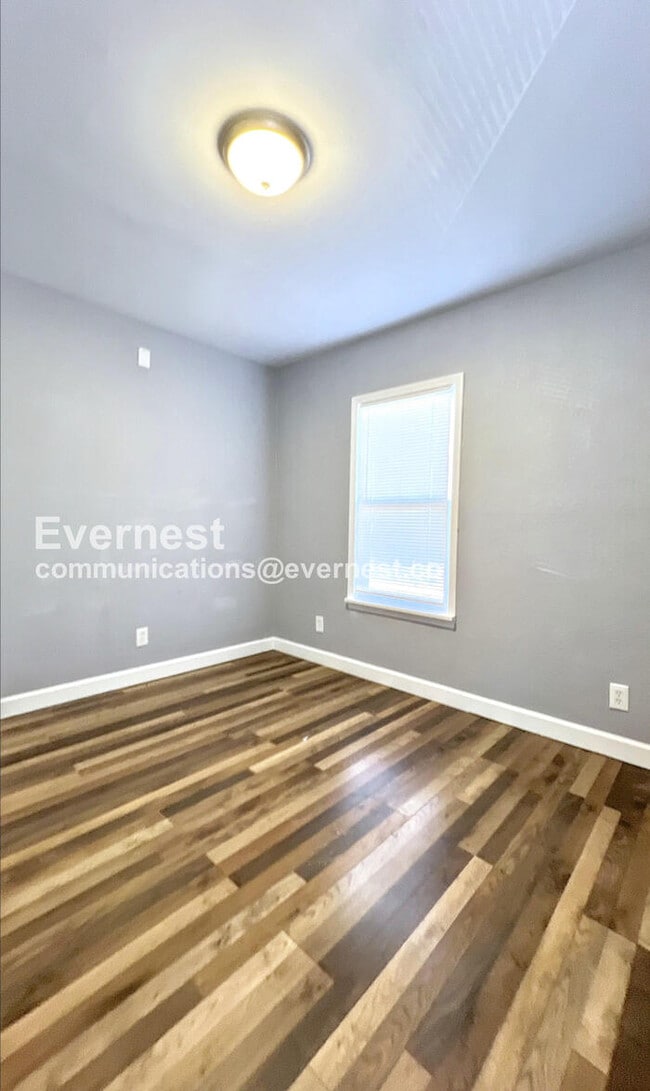 Building Photo - 1402 E 65th St