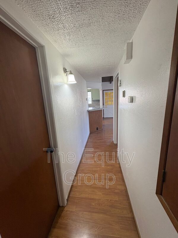 Building Photo - 856 W Chestnut St