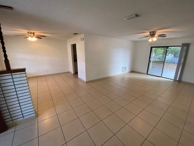 Building Photo - Beautiful, 1/2 of duplex close to I-4
