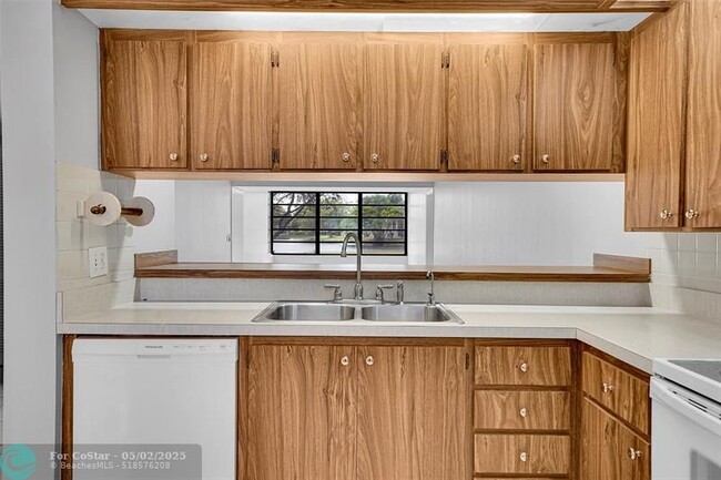 Building Photo - 1713 Whitehall Dr