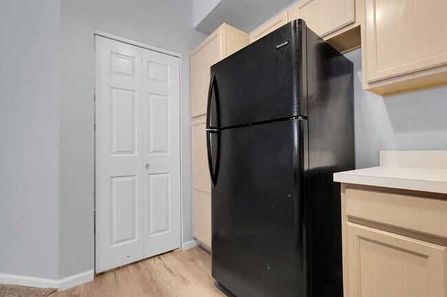 Building Photo - $1,650.00, Spacious 2-bedroom, 1 bath Cond...