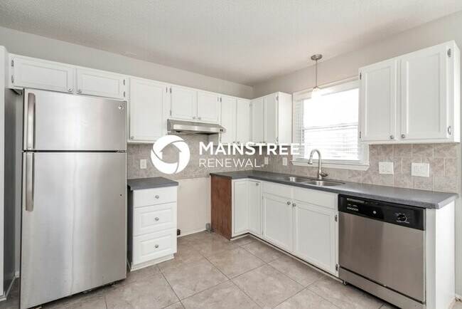 Building Photo - 3 Bedroom Pet-Friendly Home in Charlotte, NC with Main Street Renewal