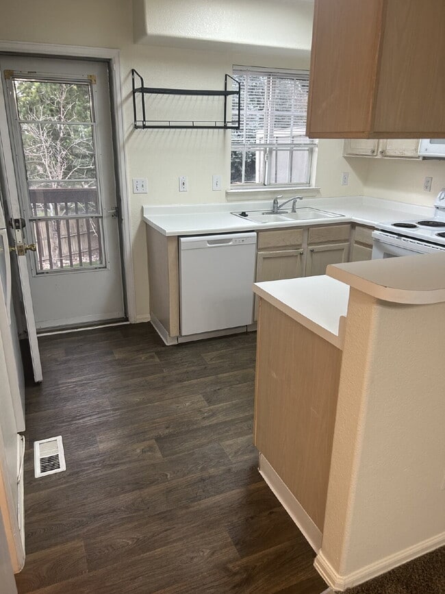 Building Photo - Beautiful 2BR/1.5B Town Home! AVAIL 09/15