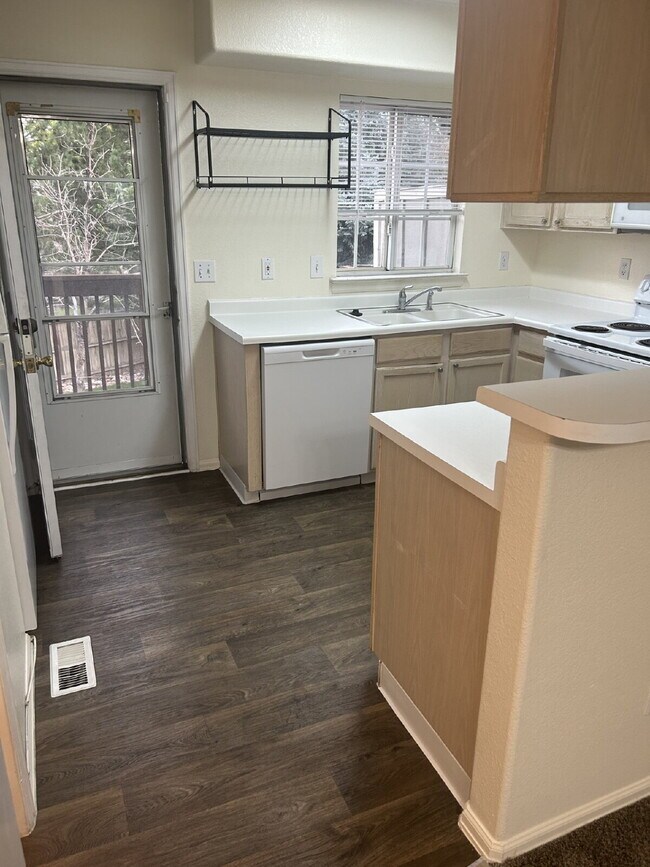 Building Photo - Beautiful 2BR/1.5B Town Home!   Available ...