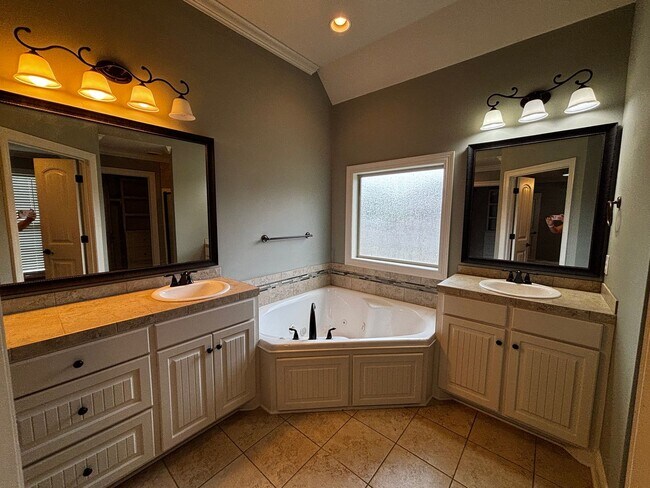 Building Photo - 990 Clubhouse Dr