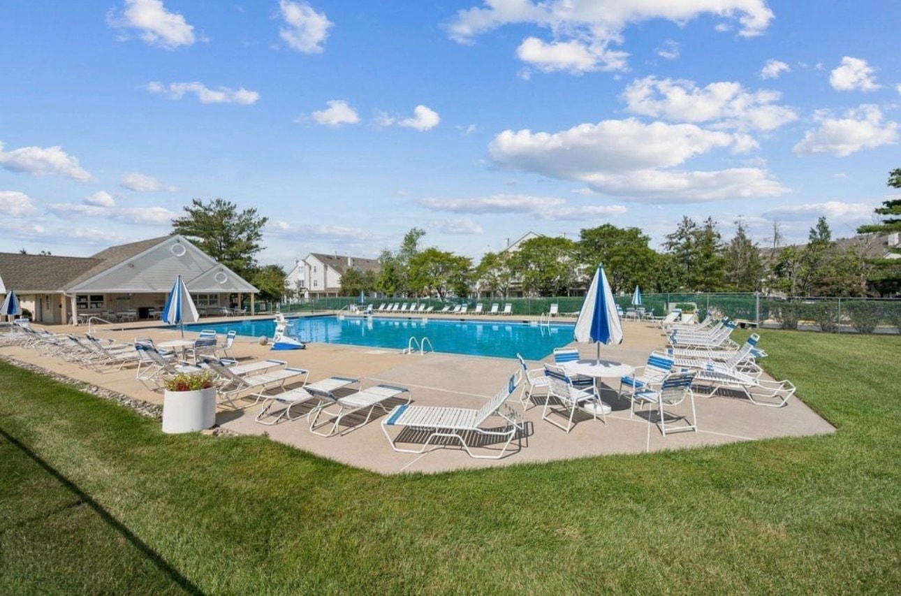 Swimming pool and clubhouse - 603 Kirby Way