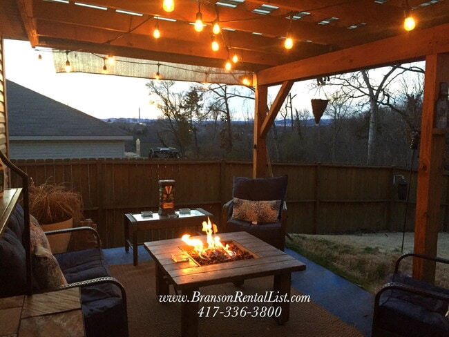 Building Photo - 3BR Home with Fenced in backyard