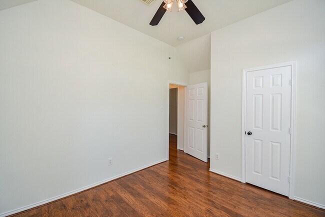Building Photo - 3815 Summerfield Dr