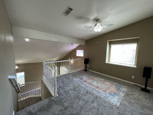 Building Photo - 3 bedroom + a loft in desirable Manteca!