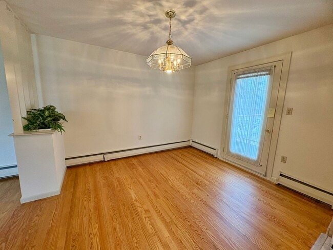 Building Photo - 3 Bedroom 1.5 Bathroom in Harrisburg -Cent...