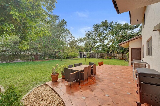 Building Photo - 9901 SW 79th Ave