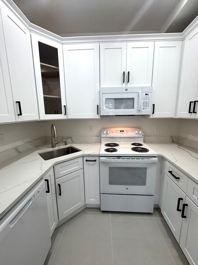 Building Photo - Fabulous Large Renovated 1BR/1BA in Histor...